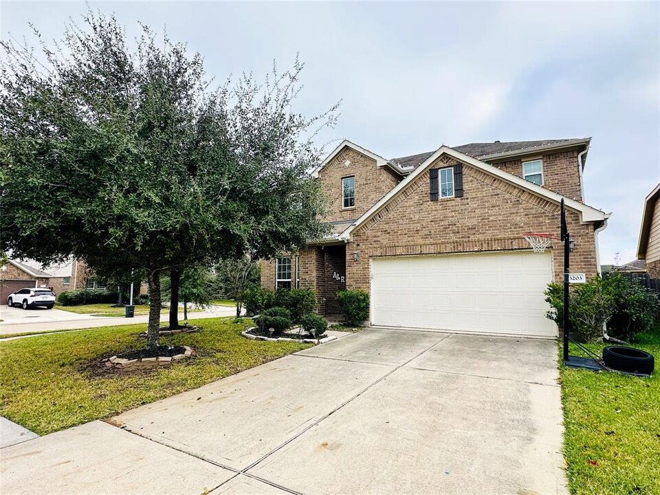 3203 Retama Falls Ln in Katy, TX - Building Photo