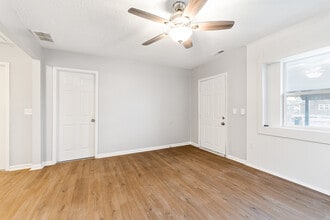 855 E Como Ave in Columbus, OH - Foto de edificio - Building Photo
