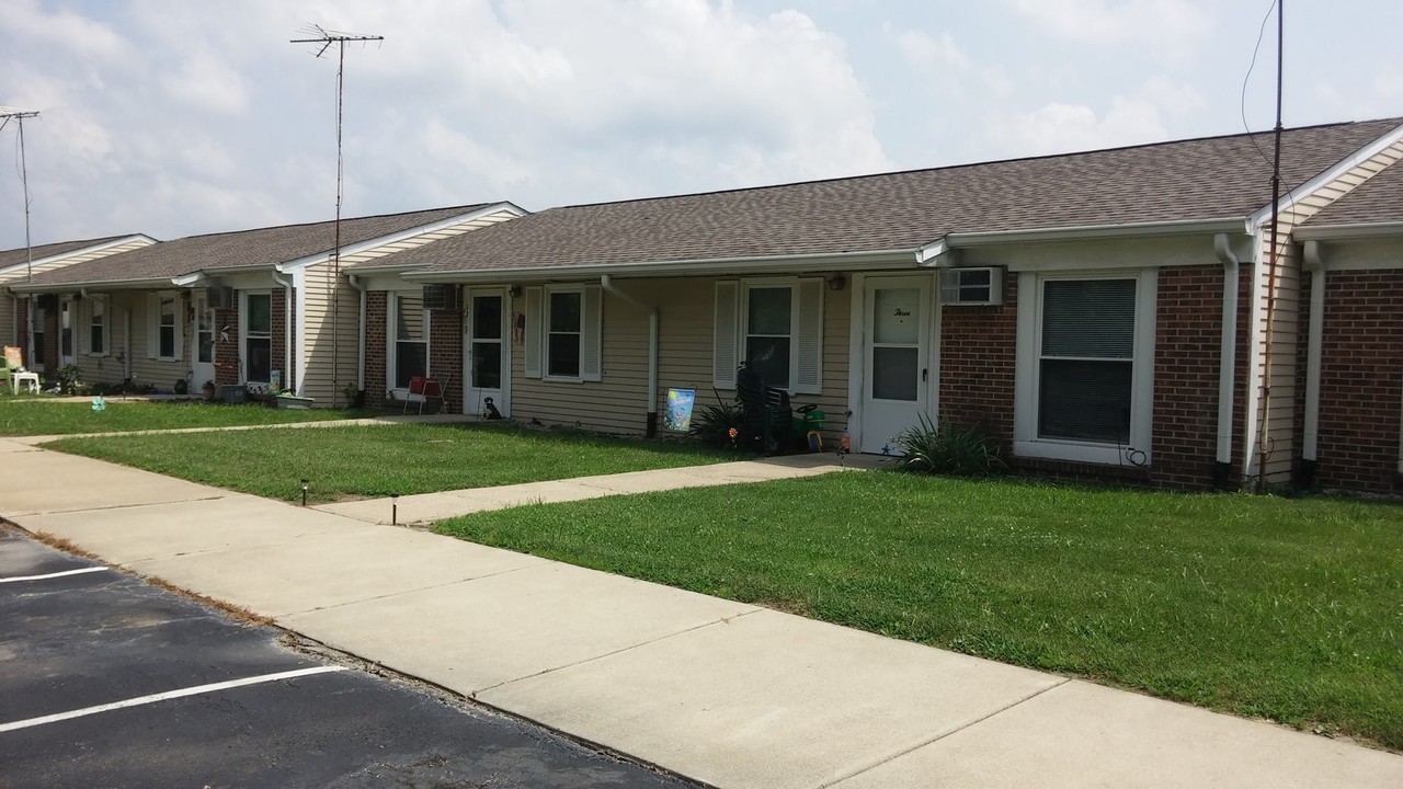 Fox Run Apartments in Centerpoint, IN - Building Photo