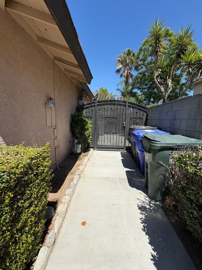2276 La Salle Ave in San Bernardino, CA - Foto de edificio - Building Photo