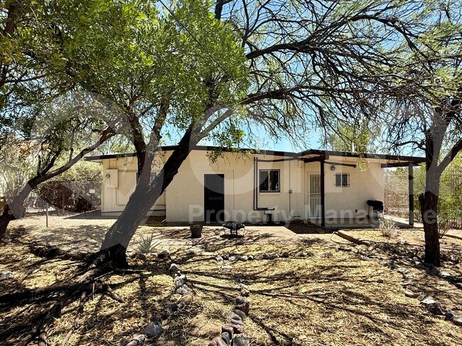 property at 915 E Hampton St