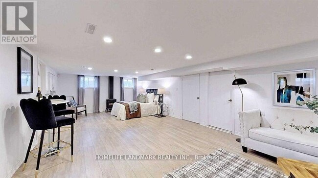 8 Clydebank Blvd in Toronto, ON - Building Photo - Building Photo