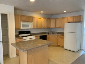 1106 Lockenvitz Ln, Unit 4 in Bloomington, IL - Foto de edificio - Building Photo