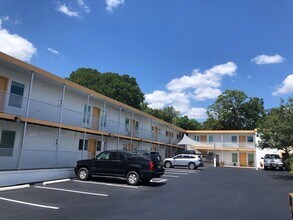 East Village Apartments in Austin, TX - Foto de edificio - Building Photo