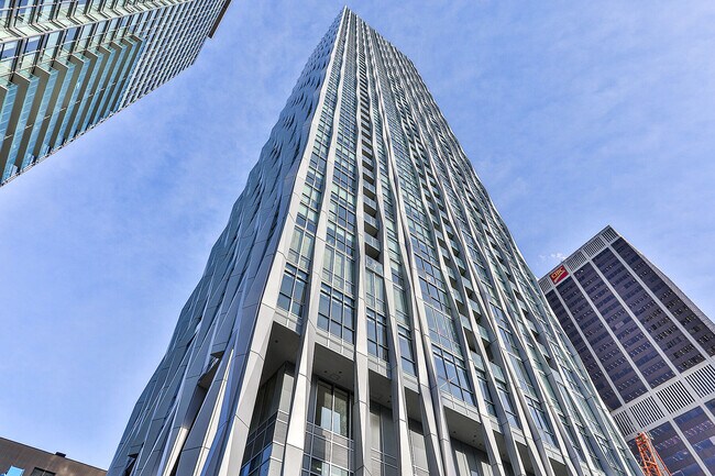 1 Yorkville Ave in Toronto, ON - Building Photo - Building Photo
