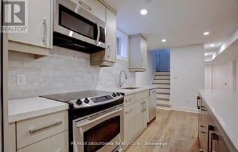 136 Westside Dr in Oakville, ON - Building Photo - Building Photo