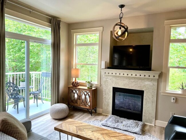 737 241st Ln SE, Unit 737 241st LN SE in Sammamish, WA - Building Photo - Building Photo