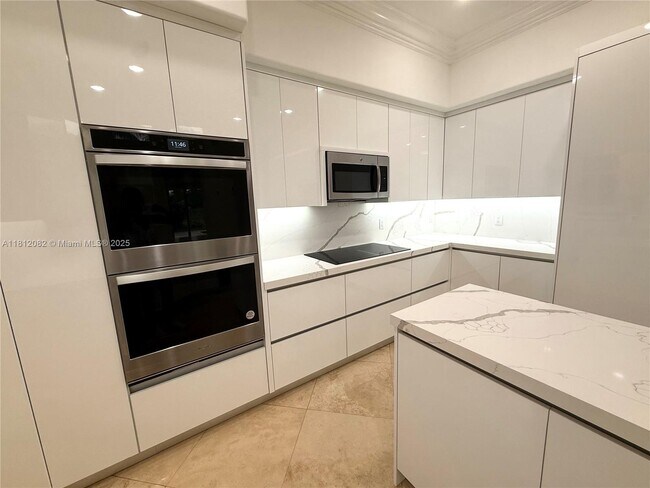 2547 Montclaire Cir in Weston, FL - Building Photo - Building Photo