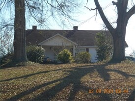 1230 Youngs Mill Rd in Lagrange, GA - Building Photo