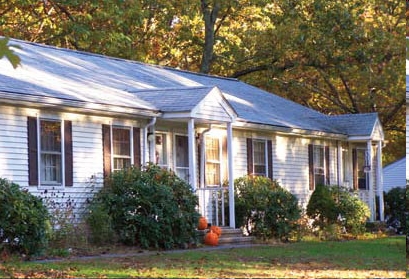 Renwood Apartments in Mansfield, CT - Building Photo