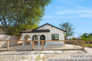 810 Dakota St in San Antonio, TX - Building Photo