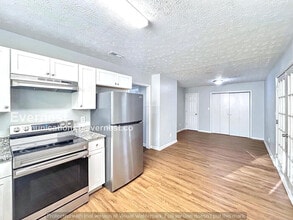 3015 Garnet Way in College Park, GA - Foto de edificio - Building Photo