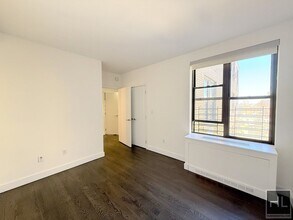 NO fee 1 bed 1 bath on the 22nd floor - Su in New York, NY - Building Photo - Building Photo