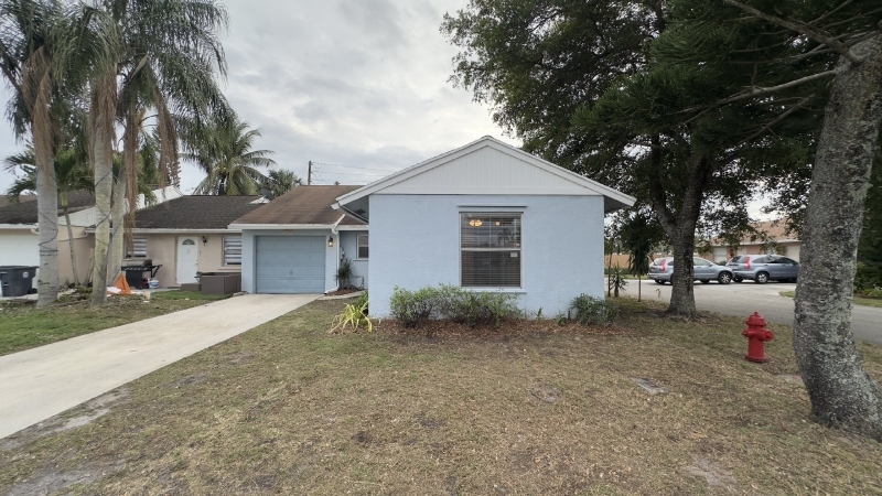 5098 Ambler Ln in Greenacres, FL - Building Photo