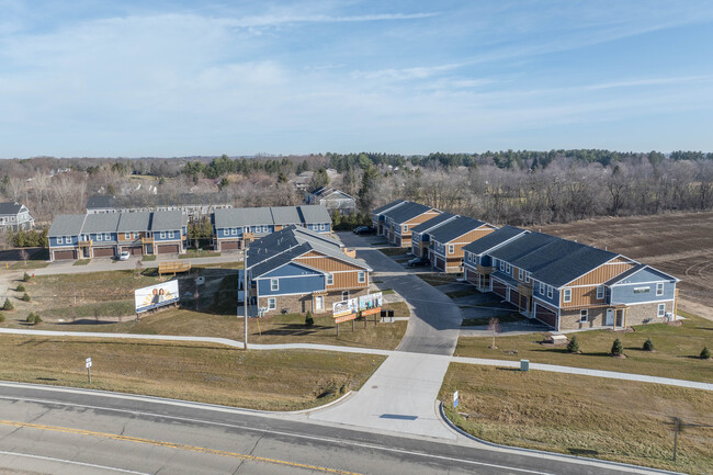 Lake Mills Townhomes in Lake Mills, WI - Building Photo - Building Photo