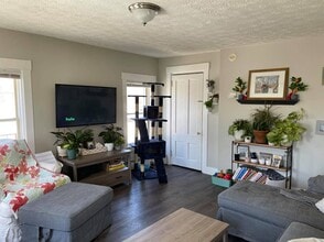 105 Common St, Unit 2 in Saco, ME - Foto de edificio - Building Photo