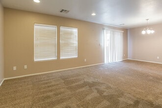 7921 Point Oaks Ct in Las Vegas, NV - Building Photo - Building Photo