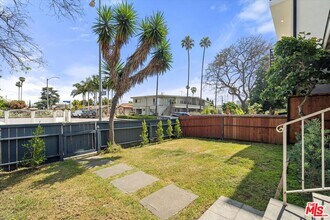 8666 Cadillac Ave in Los Angeles, CA - Building Photo - Building Photo