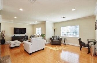 17827 Burbank Blvd in Los Angeles, CA - Building Photo - Building Photo