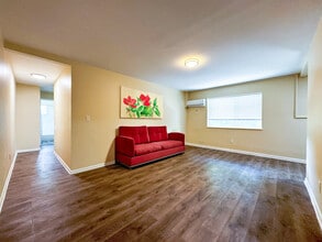 2210 Robert T Longway Blvd in Flint, MI - Foto de edificio - Building Photo