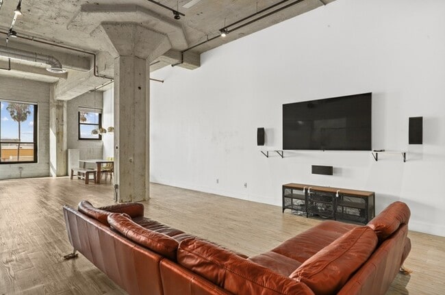 property at 115 W 4th St