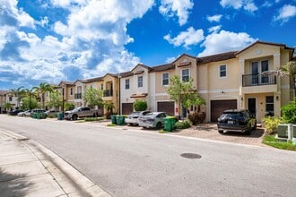 8815 NW 76th Dr in Tamarac, FL - Building Photo - Building Photo