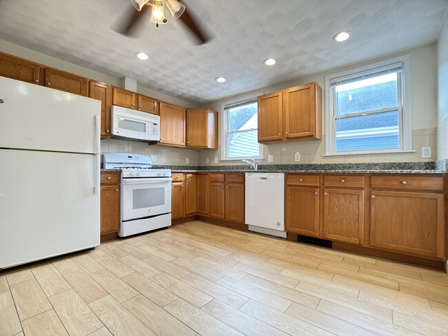 1096 Cambridge St, Unit 1 in Cambridge, MA - Foto de edificio - Building Photo