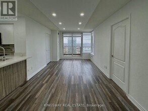 4090 Living Arts Dr in Mississauga, ON - Building Photo - Building Photo