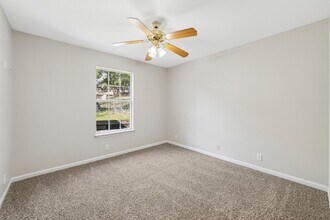 221 N Scenic Loop in Canyon Lake, TX - Building Photo - Building Photo