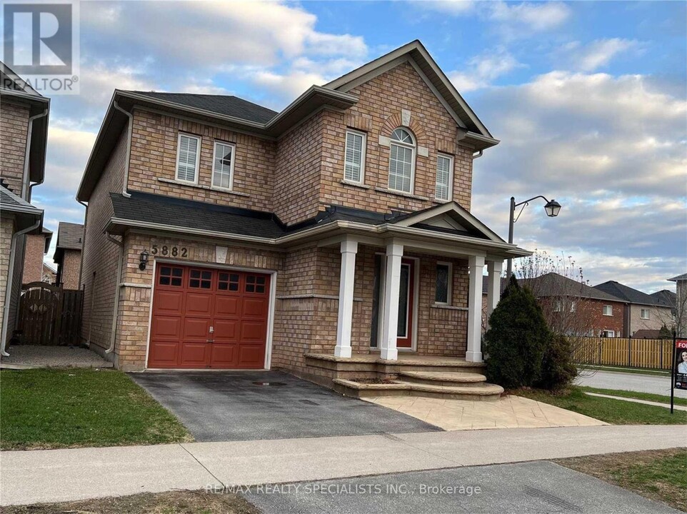 5882 Blue Spruce Ave in Burlington, ON - Building Photo