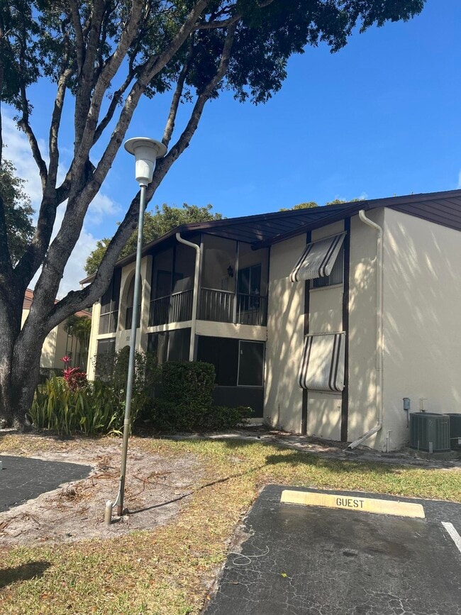 135 Lake Pine Cir in Greenacres, FL - Building Photo - Building Photo
