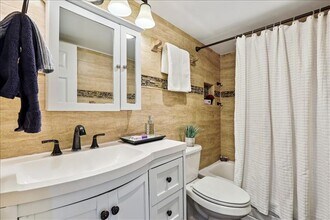 1300 Army Navy Dr in Arlington, VA - Foto de edificio - Building Photo