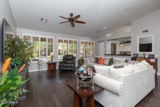 7338 E Wingspan Way in Scottsdale, AZ - Foto de edificio - Building Photo