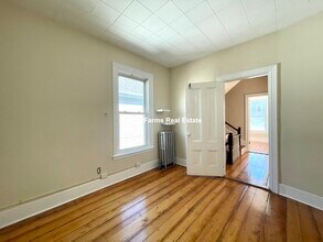 11 Clarendon Ave, Unit 2 in Somerville, MA - Building Photo - Building Photo