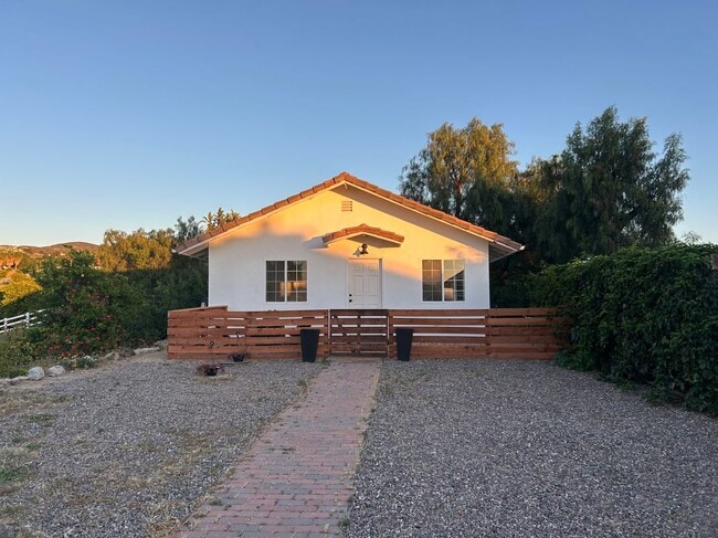 37645 Vía De Los Arboles in Temecula, CA - Foto de edificio - Building Photo