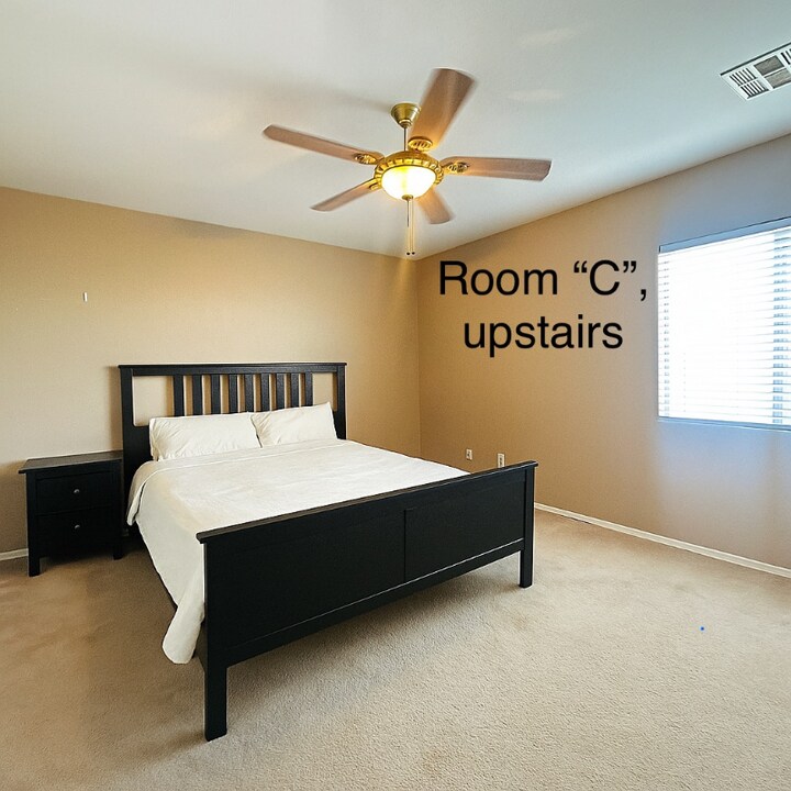916 E Bob Barney Ct in North Las Vegas, NV - Building Photo