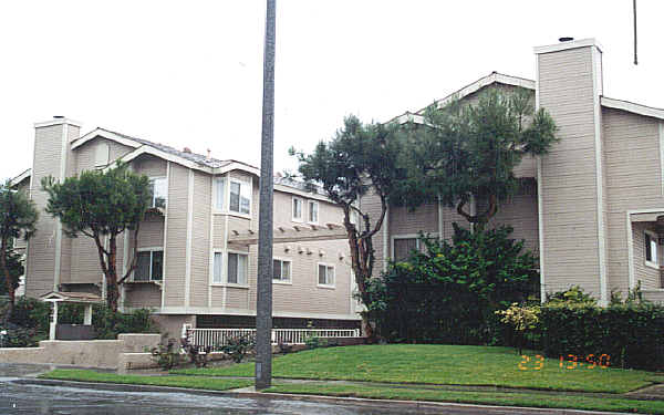 908 S Golden West Ave in Arcadia, CA - Foto de edificio