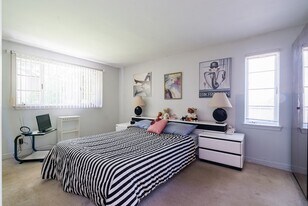 16 Lafayette Rd, Unit 11A in Newton, MA - Building Photo