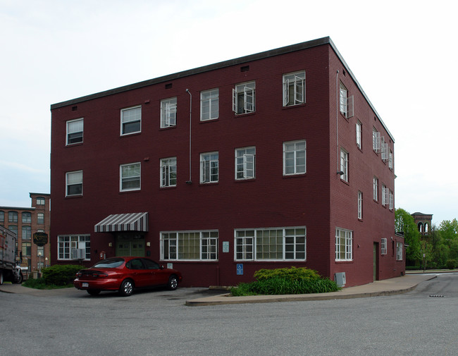 2 Springfield St in Chicopee, MA - Building Photo - Building Photo