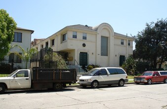 926 S Gramercy Dr in Los Angeles, CA - Building Photo - Building Photo