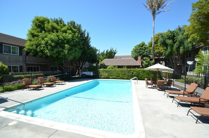 Barkley Square Apartments in Mountain View, CA - Building Photo