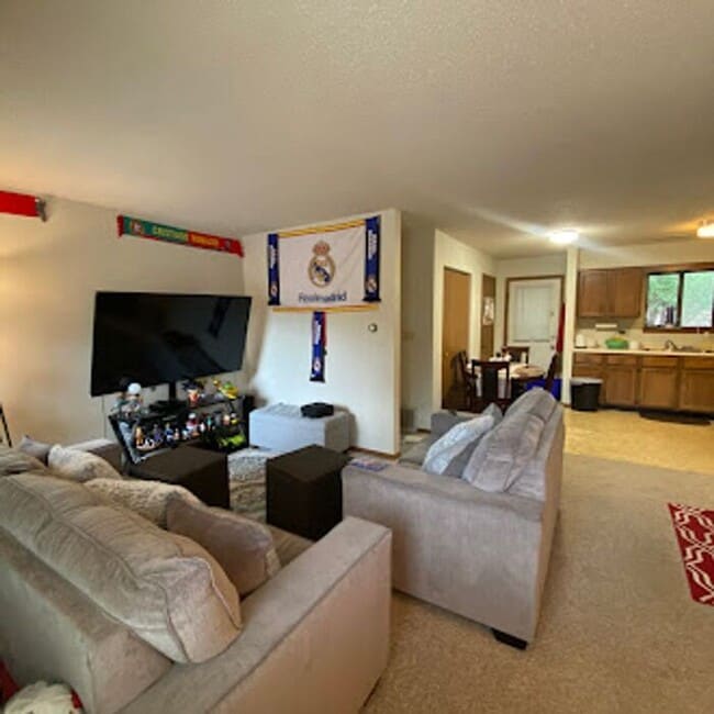 332 Friendship St in Iowa City, IA - Building Photo - Building Photo