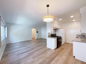 Oakland Manor in Pasadena, CA - Building Photo - Building Photo