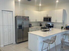 728 SE 14th Ct in Homestead, FL - Building Photo
