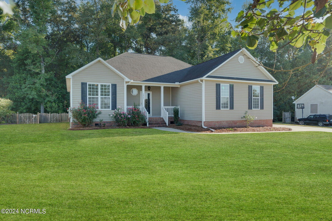 2847 Elizabeth Edwards Ct in Grimesland, NC - Foto de edificio