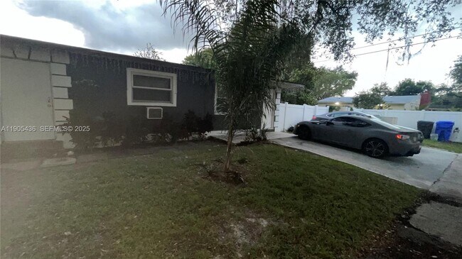 6390 Hayes St in Hollywood, FL - Building Photo - Building Photo