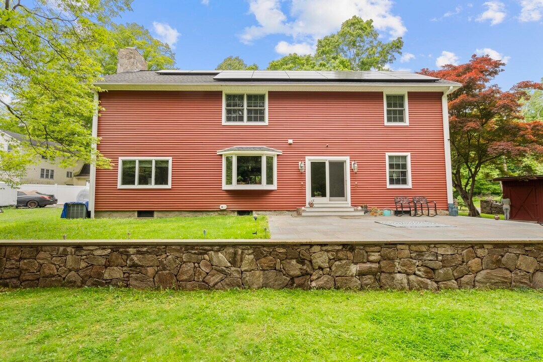 35 Armstrong Rd in Shelton, CT - Foto de edificio