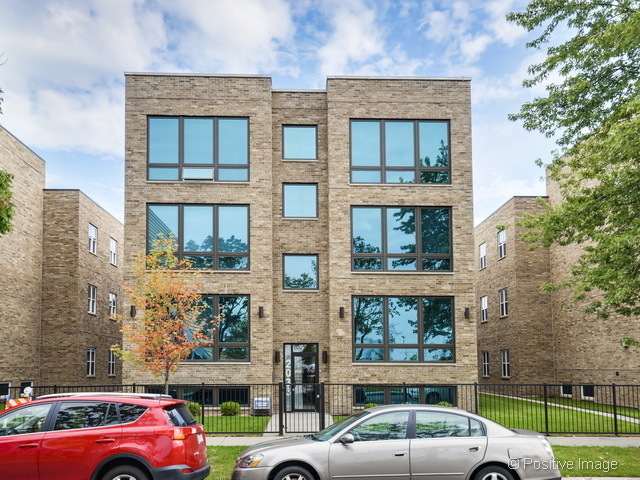 2106 N Natchez Ave in Chicago, IL - Building Photo