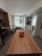 554 NW 153rd St, Unit C1 in Miami, FL - Foto de edificio - Building Photo