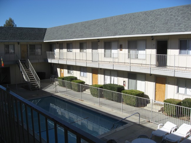 Columbia Courtyard in Hemet, CA - Foto de edificio - Building Photo